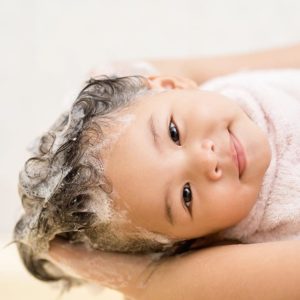 Shampooing baby hair