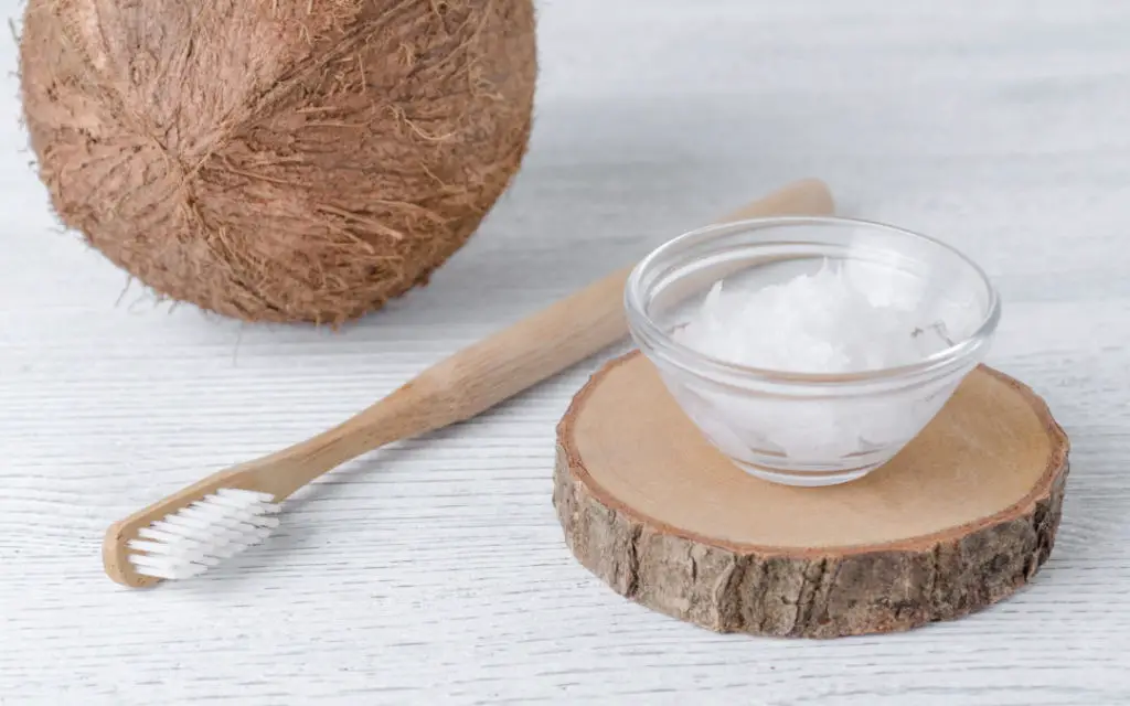 coconut oil to whiten teeth