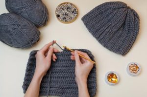 How do I hold the crochet hook