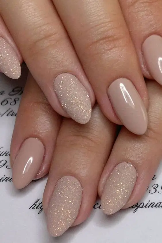 Oval Nudes With One Glitter Nail 
