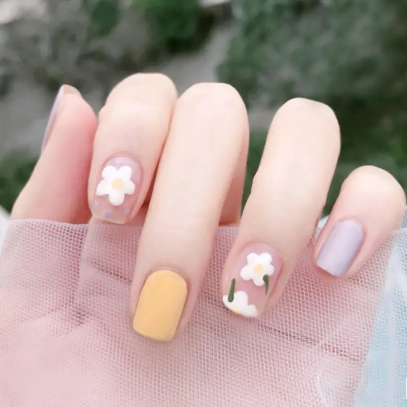 Matte Nails With Daisies 