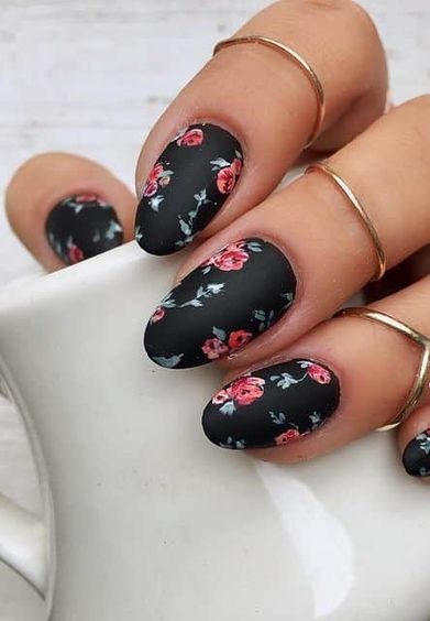 Black Nails With Roses 