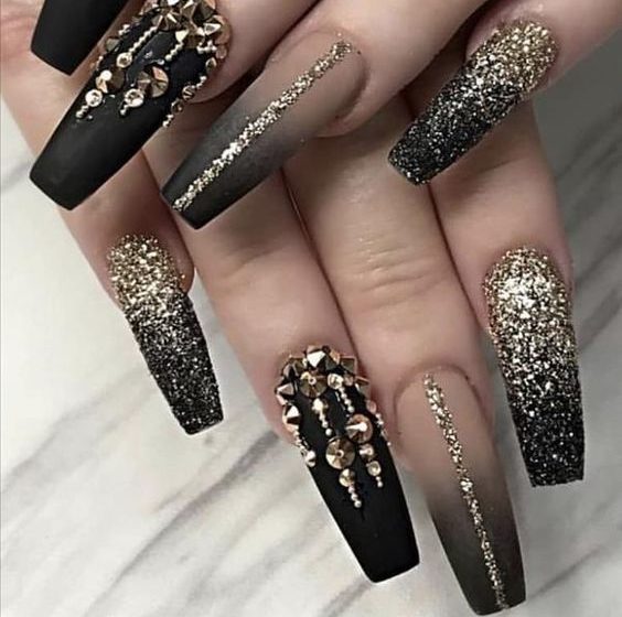 Queenly Black And Gold Nails 
