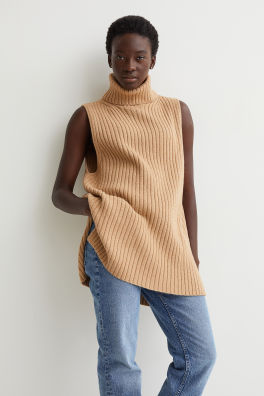 Sleeveless Oversized Sweater With Jeans