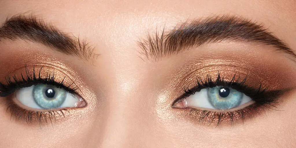 Copper or bronze color to get a classic smokey eye